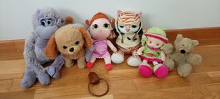 6 peluches:mono,perro con correa,tigre y 2 muñecas