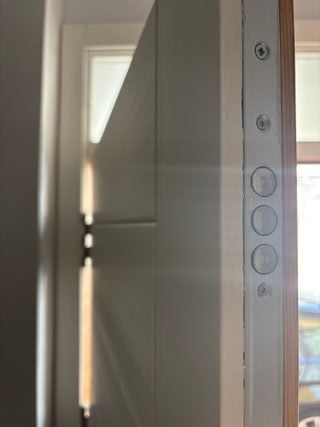 Puerta de seguridad blanca