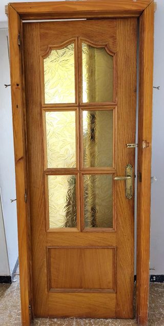 Puerta de madera con cristal