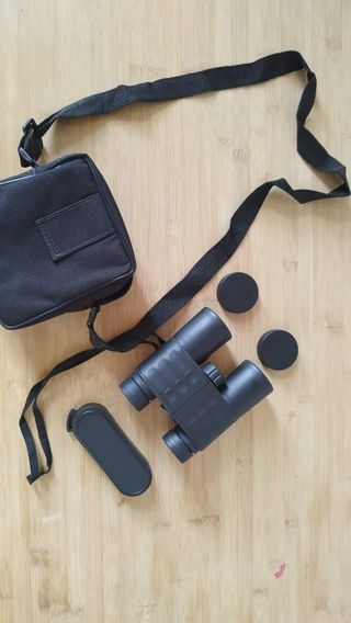 Prismáticos negros con funda y correa