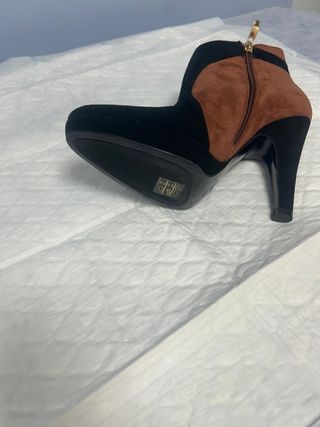 Botines tacón piel ante hebilla marca MAGRIT 
