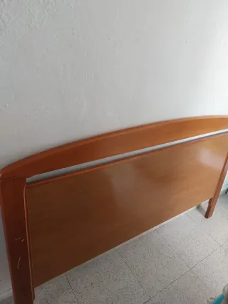 Cabecero de madera marrón
