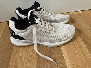 Zapatillas deportivas blancas y negras