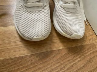 Zapatillas deportivas blancas y negras