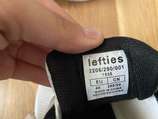 Zapatillas deportivas blancas y negras