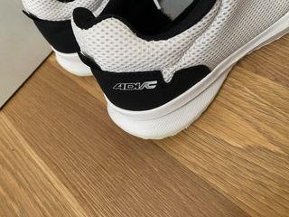 Zapatillas deportivas blancas y negras