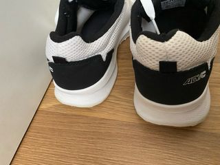 Zapatillas deportivas blancas y negras