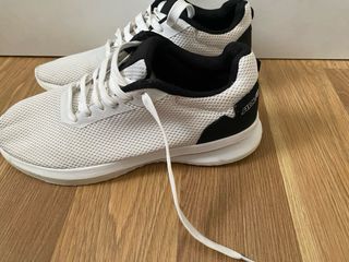Zapatillas deportivas blancas y negras