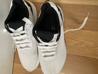 Zapatillas deportivas blancas y negras