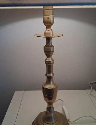 Lámpara de mesa de latón