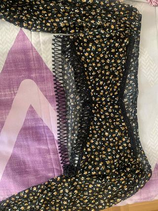 Camisa floral negra con encaje