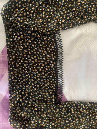 Camisa floral negra con encaje
