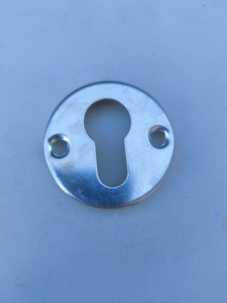 Escudo metálico para cerradura interior