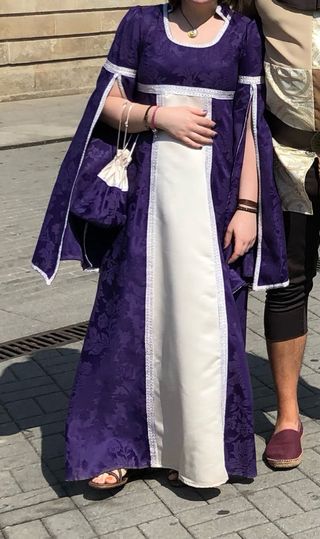 Traje Dama Medieval Hecho a Mano con complementos.