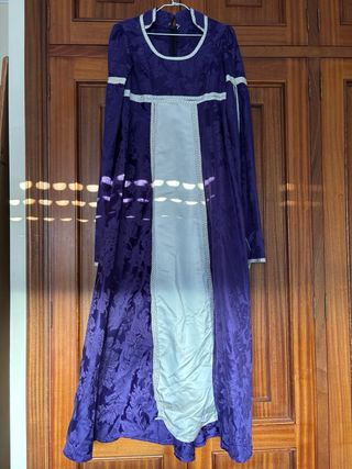 Traje Dama Medieval Hecho a Mano con complementos.
