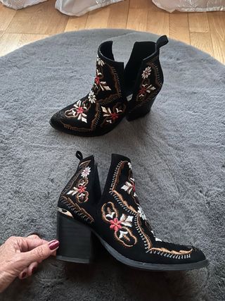 Botines camperos bordados negros talla 38