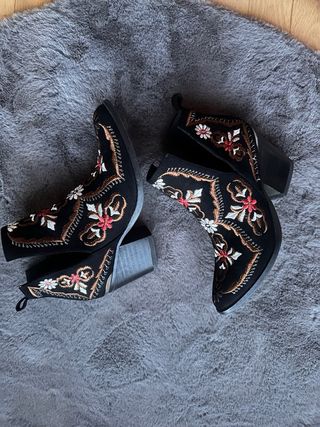 Botines camperos bordados negros talla 38