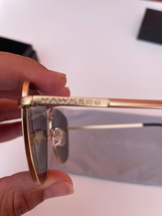 Gafas de sol aviador Hawkers azul y dorado