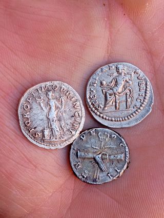 Lote monedas romanas: Trajano, Caracalla, Pio