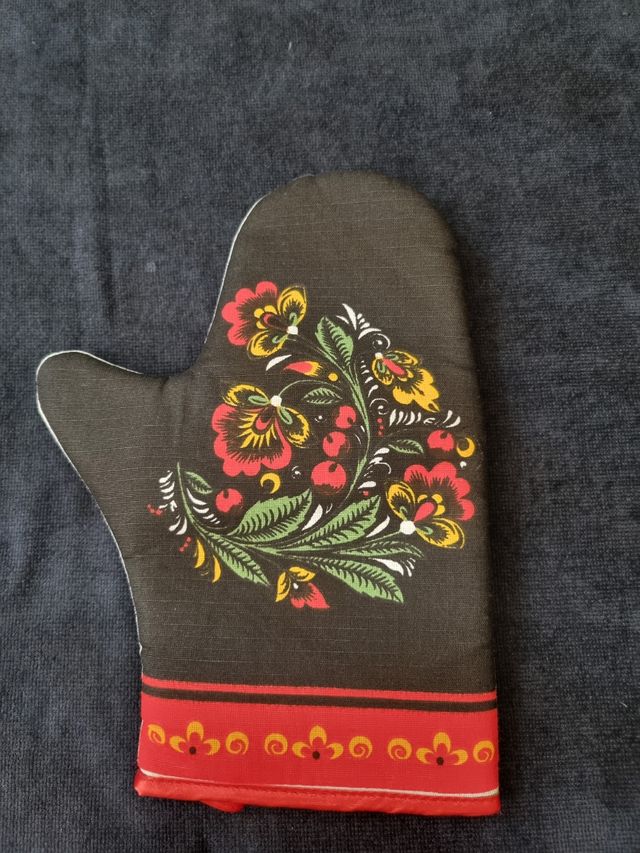 Presina da cucina rossa con uccello