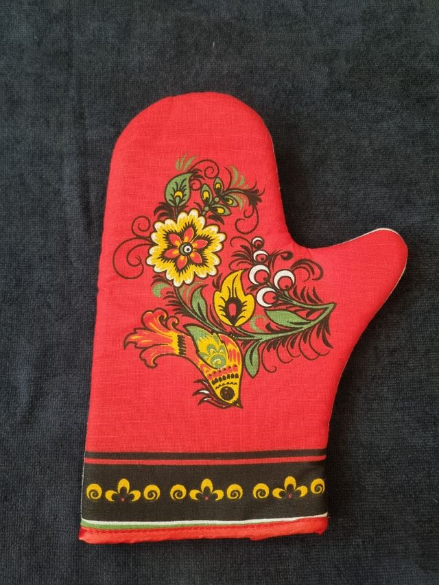 Presina da cucina rossa con uccello