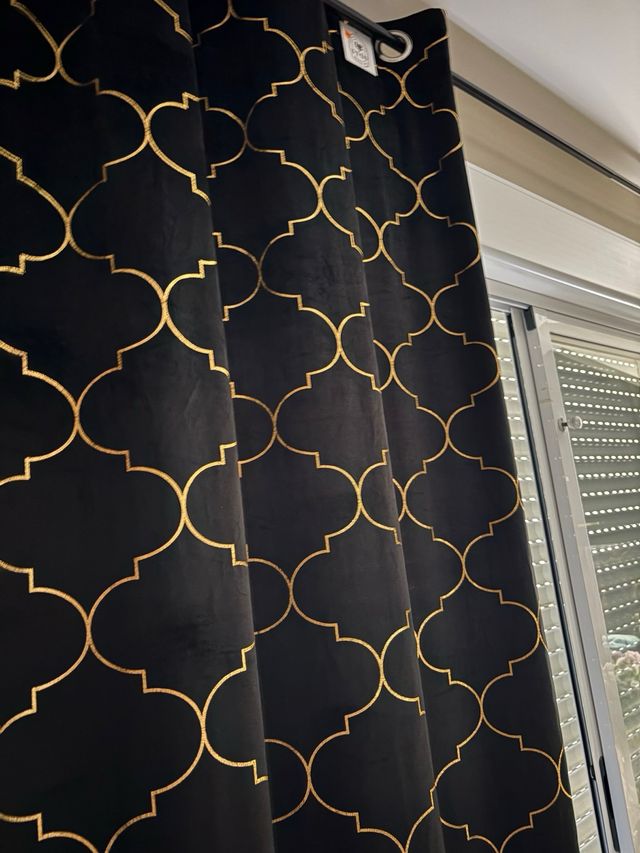 Cortinas terciopelo negro y dorado 2 cortinas 20€ 