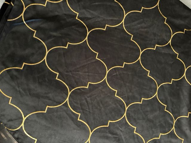 Cortinas terciopelo negro y dorado 2 cortinas 20€ 