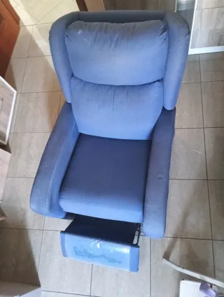 Sillón reclinable azul de tela