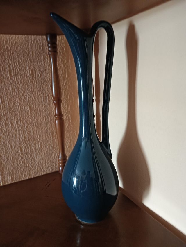 Jarrón de cerámica azul vintage.