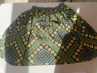 Falda estampada verde, negra y amarilla