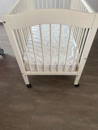 Cuna de bebé con colchón