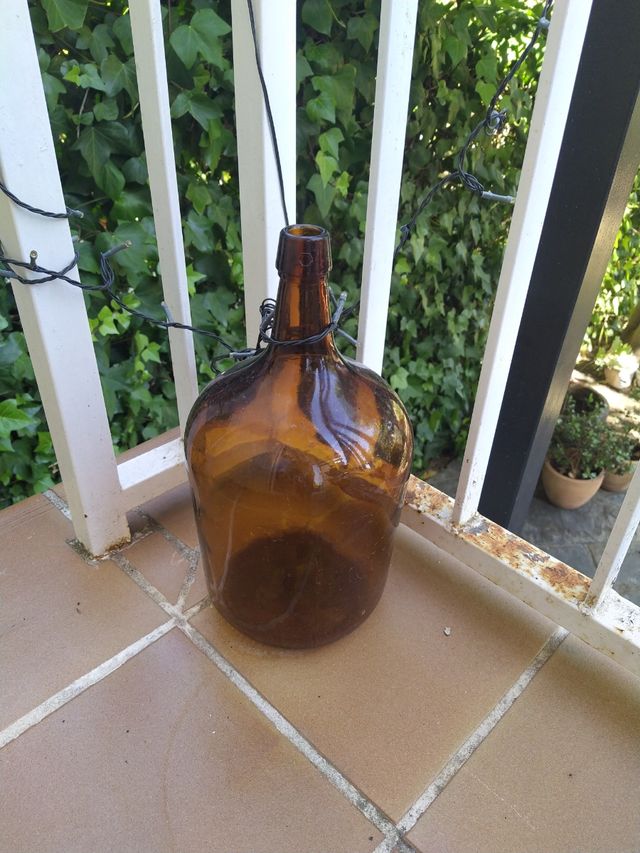 Damajuana de cristal ámbar