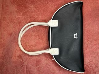 Bolso de mano negro y blanco