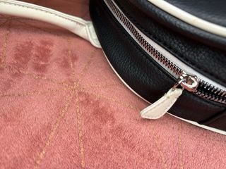 Bolso de mano negro y blanco