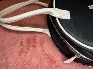 Bolso de mano negro y blanco