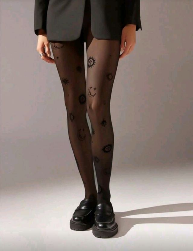 Medias negras con estampados