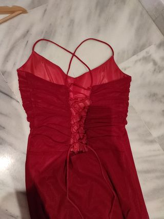 Vestido de fiesta rojo con cordones a la espalda. 