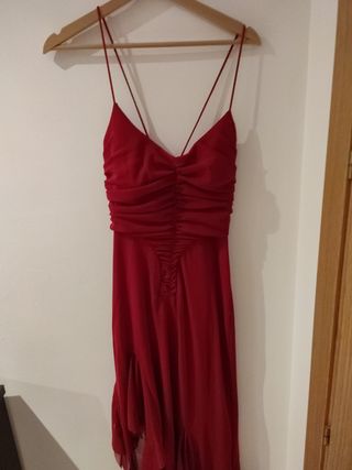 Vestido de fiesta rojo con cordones a la espalda. 