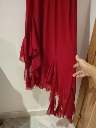 Vestido de fiesta rojo con cordones a la espalda. 