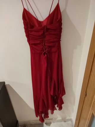Vestido de fiesta rojo con cordones a la espalda. 