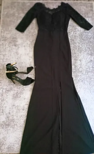 Vestido largo negro con encaje y abertura