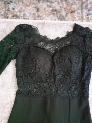 Vestido largo negro con encaje y abertura