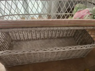 Sofá pequeño mimbre blanco con cojín