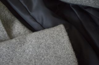 Abrigo de paño gris sin estrenar