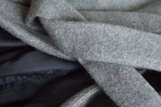 Abrigo de paño gris sin estrenar