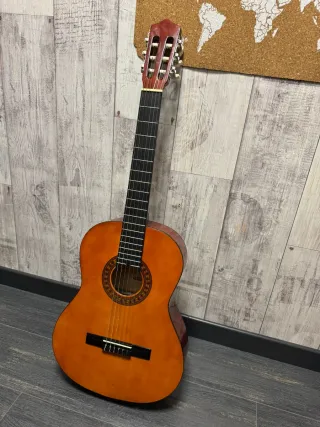 Guitarra española STAGG con atril y cuerdas de re