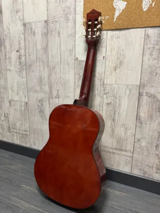 Guitarra española STAGG con atril y cuerdas de re