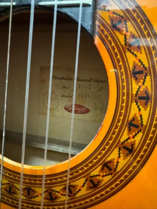 Guitarra española STAGG con atril y cuerdas de re