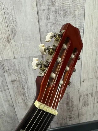 Guitarra española STAGG con atril y cuerdas de re