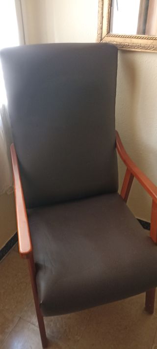 Sillón de polipiel y madera